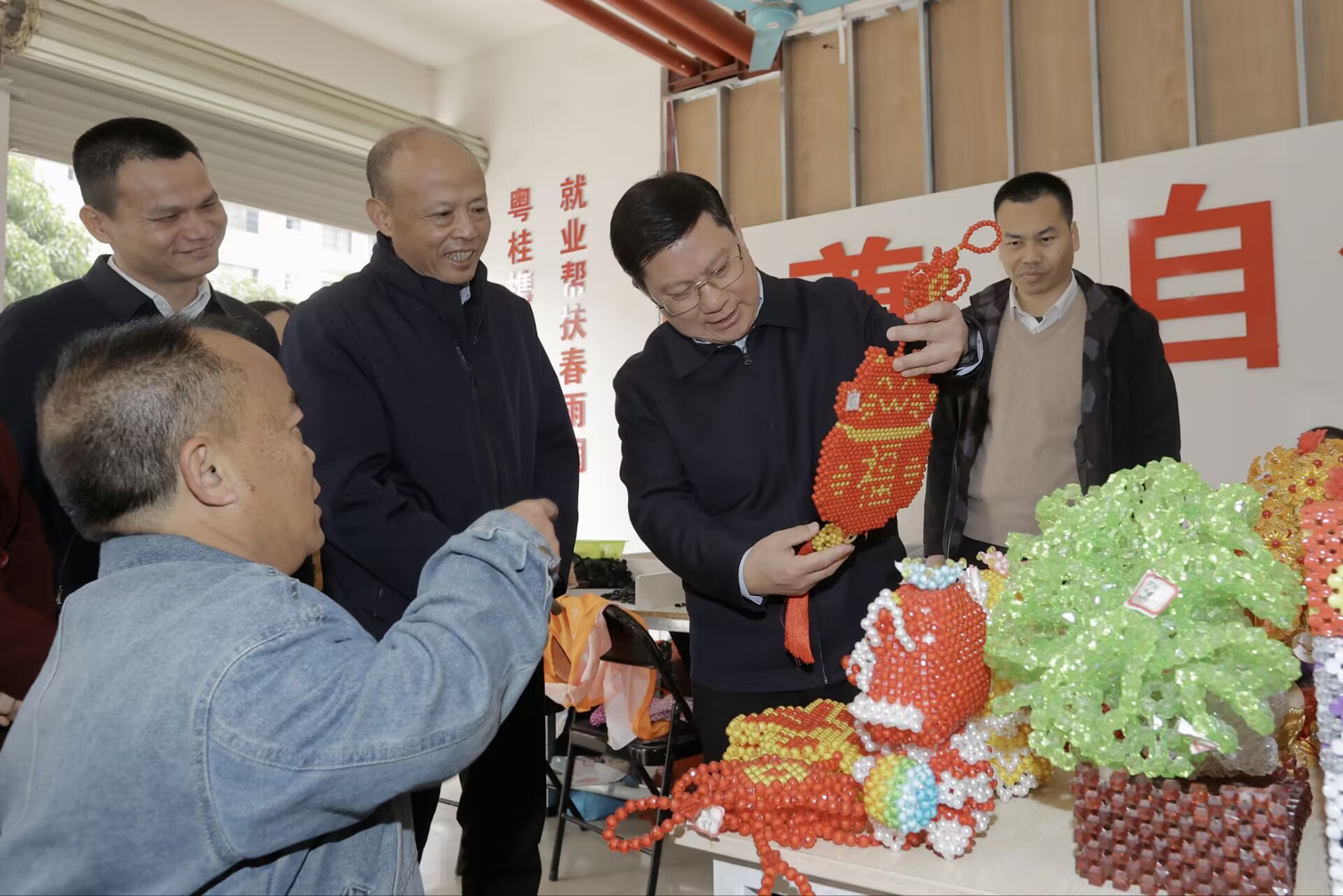 桂工网视第465期：管理年率自治区总工会慰问团赴崇左开展送温暖活动