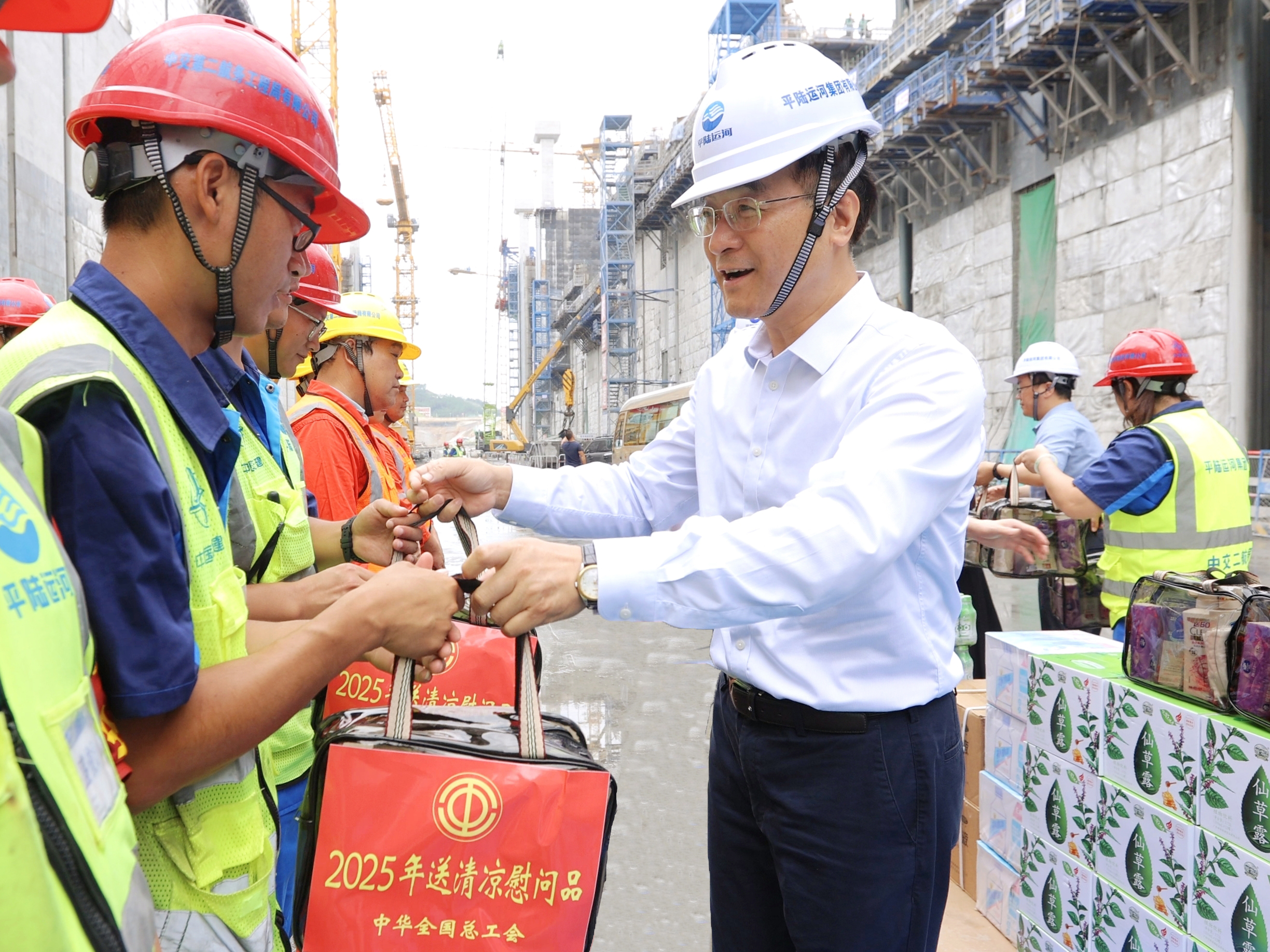 桂工网视第485期:钟洪江到广西开展送清凉走访慰问活动并调研