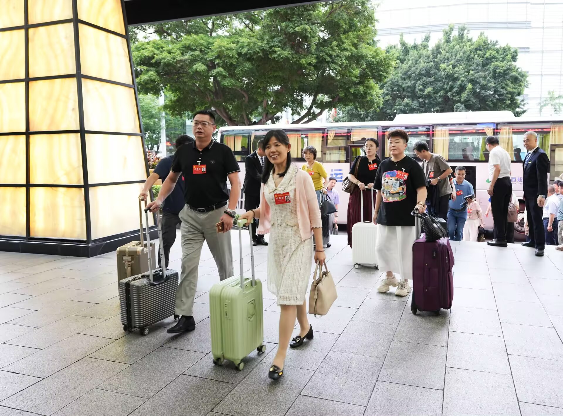 (广西工会十四大特别报道)广西工会十四大代表团全部抵邕